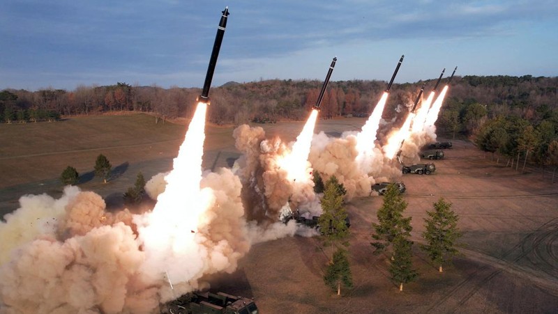 Korea Utara latihan peluncuran roket ganda 'super besar', Senin (18/3/2023). (KCNA via REUTERS)
