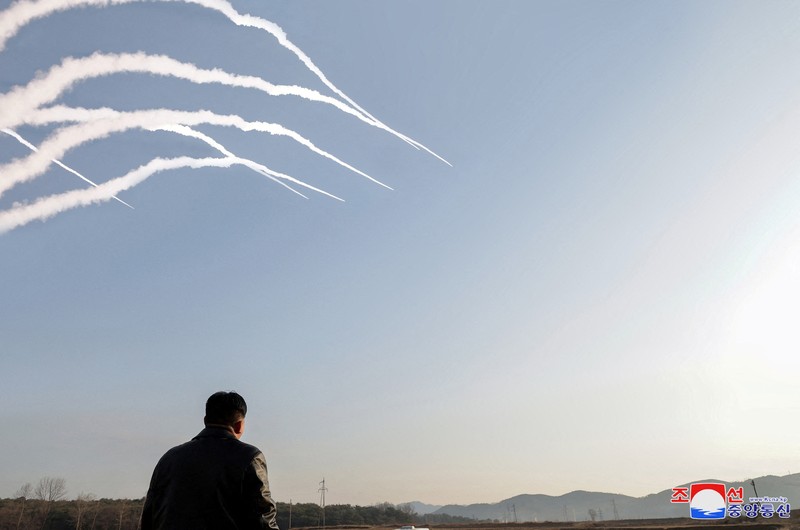 Korea Utara latihan peluncuran roket ganda 'super besar', Senin (18/3/2023). (KCNA via REUTERS) Korea Utara latihan peluncuran roket ganda 'super besar', Senin (18/3/2023). (KCNA via REUTERS)