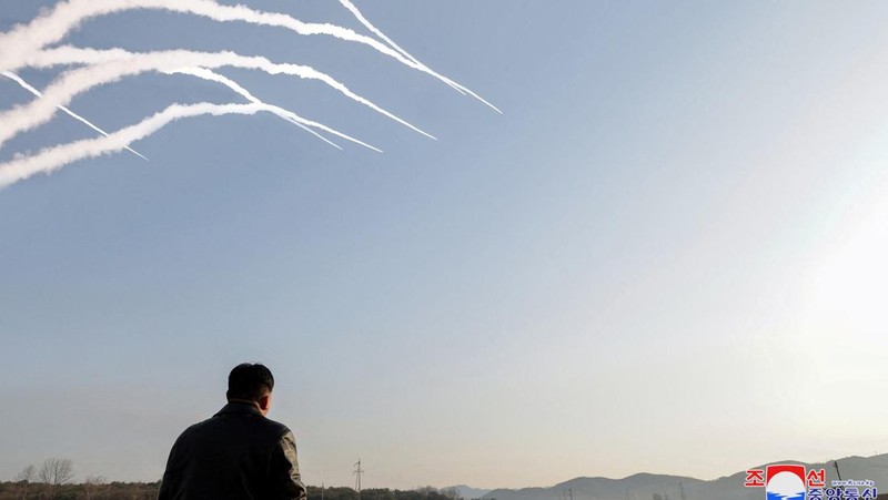 Korea Utara latihan peluncuran roket ganda 'super besar', Senin (18/3/2023). (KCNA via REUTERS)
