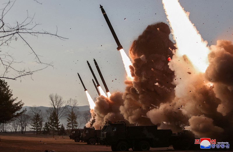 Korea Utara latihan peluncuran roket ganda 'super besar', Senin (18/3/2023). (KCNA via REUTERS) Korea Utara latihan peluncuran roket ganda 'super besar', Senin (18/3/2023). (KCNA via REUTERS)