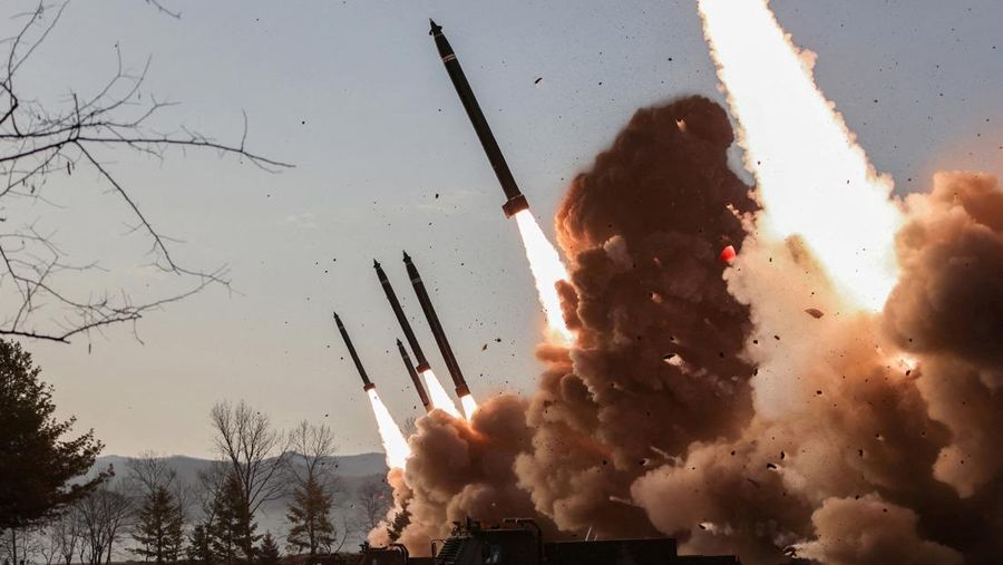 Korea Utara latihan peluncuran roket ganda 'super besar', Senin (18/3/2023). (KCNA via REUTERS)