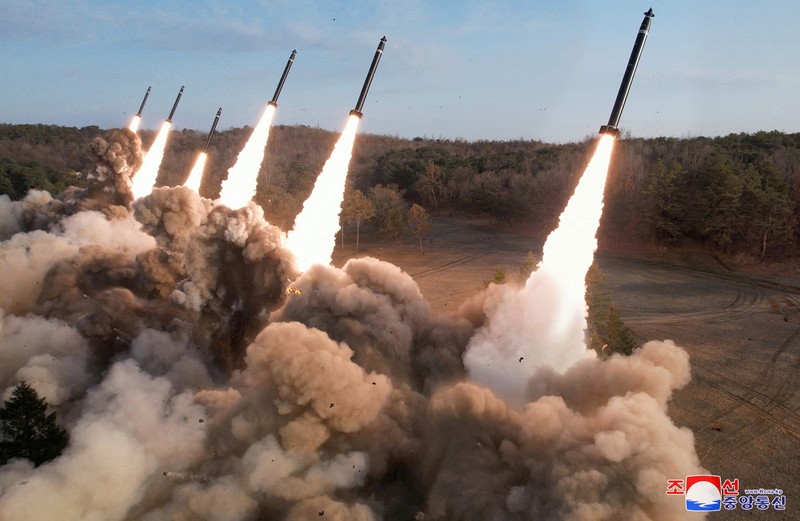 Korea Utara latihan peluncuran roket ganda 'super besar', Senin (18/3/2023). (KCNA via REUTERS) Korea Utara latihan peluncuran roket ganda 'super besar', Senin (18/3/2023). (KCNA via REUTERS)