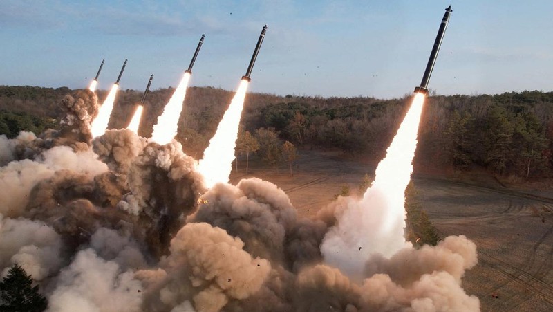 Korea Utara latihan peluncuran roket ganda 'super besar', Senin (18/3/2023). (KCNA via REUTERS)