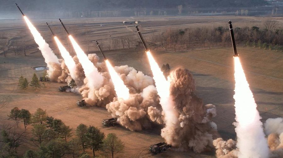 Korea Utara latihan peluncuran roket ganda 'super besar', Senin (18/3/2023). (KCNA via REUTERS)