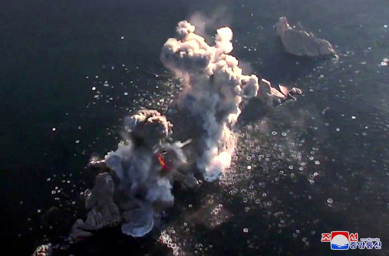 Korea Utara latihan peluncuran roket ganda 'super besar', Senin (18/3/2023). (KCNA via REUTERS) Korea Utara latihan peluncuran roket ganda 'super besar', Senin (18/3/2023). (KCNA via REUTERS)