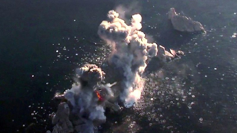 Korea Utara latihan peluncuran roket ganda 'super besar', Senin (18/3/2023). (KCNA via REUTERS)