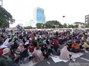 Massa Aksi di Depan DPR Buka Bersama dan Salat Magrib