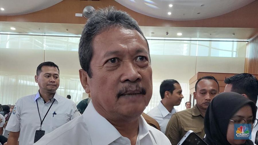 Menteri Kelautan dan Perikanan (MenKP) Sakti Wahyu Trenggono menegaskan, pemanfaatan pasir hasil sedimentasi di laut belum terbuka untuk kegiatan ekspor, atau hasil sedimentasi ini akan diutamakan untuk kebutuhan reklamasi di dalam negeri pada Selasa (19/3/2024). (CNBC Indonesia/Martyasari Rizky)