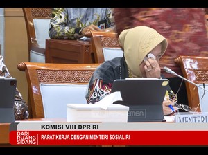 Risma Tiba-tiba Nangis Saat Rapat di DPR