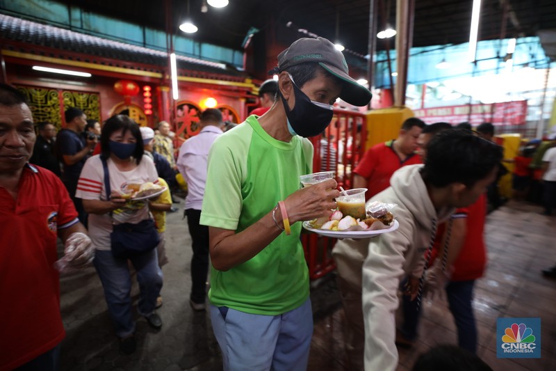 Panitia menyiapkan makanan untuk berbuka puasa sebelum dibagikan kepada warga di Wihara Dharma Sakti, Petak Sembilan, Jakarta, Selasa (19/3/2024). (CNBC Indonesia/Tri Susilo) Panitia menyiapkan makanan untuk berbuka puasa sebelum dibagikan kepada warga di Wihara Dharma Sakti, Petak Sembilan, Jakarta, Selasa (19/3/2024). (CNBC Indonesia/Tri Susilo)