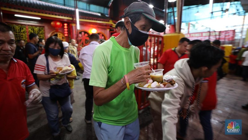 Panitia menyiapkan makanan untuk berbuka puasa sebelum dibagikan kepada warga di Wihara Dharma Sakti, Petak Sembilan, Jakarta, Selasa (19/3/2024). (CNBC Indonesia/Tri Susilo)
