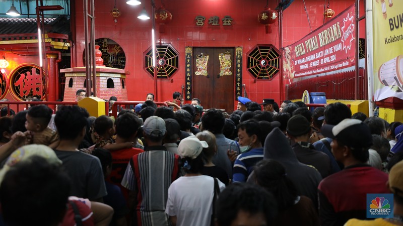 Panitia menyiapkan makanan untuk berbuka puasa sebelum dibagikan kepada warga di Wihara Dharma Sakti, Petak Sembilan, Jakarta, Selasa (19/3/2024). (CNBC Indonesia/Tri Susilo) Panitia menyiapkan makanan untuk berbuka puasa sebelum dibagikan kepada warga di Wihara Dharma Sakti, Petak Sembilan, Jakarta, Selasa (19/3/2024). (CNBC Indonesia/Tri Susilo)