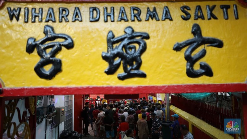 Panitia menyiapkan makanan untuk berbuka puasa sebelum dibagikan kepada warga di Wihara Dharma Sakti, Petak Sembilan, Jakarta, Selasa (19/3/2024). (CNBC Indonesia/Tri Susilo)