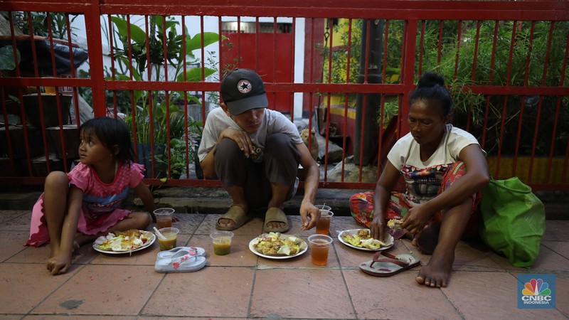 Panitia menyiapkan makanan untuk berbuka puasa sebelum dibagikan kepada warga di Wihara Dharma Sakti, Petak Sembilan, Jakarta, Selasa (19/3/2024). (CNBC Indonesia/Tri Susilo) Panitia menyiapkan makanan untuk berbuka puasa sebelum dibagikan kepada warga di Wihara Dharma Sakti, Petak Sembilan, Jakarta, Selasa (19/3/2024). (CNBC Indonesia/Tri Susilo)