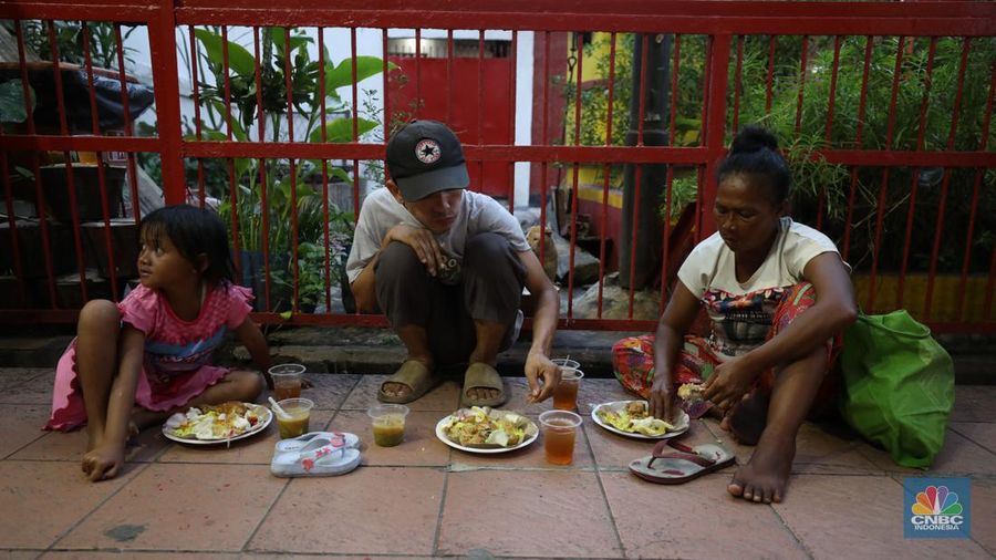 Panitia menyiapkan makanan untuk berbuka puasa sebelum dibagikan kepada warga di Wihara Dharma Sakti, Petak Sembilan, Jakarta, Selasa (19/3/2024). (CNBC Indonesia/Tri Susilo)