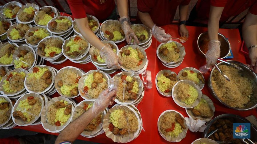 Panitia menyiapkan makanan untuk berbuka puasa sebelum dibagikan kepada warga di Wihara Dharma Sakti, Petak Sembilan, Jakarta, Selasa (19/3/2024). (CNBC Indonesia/Tri Susilo)