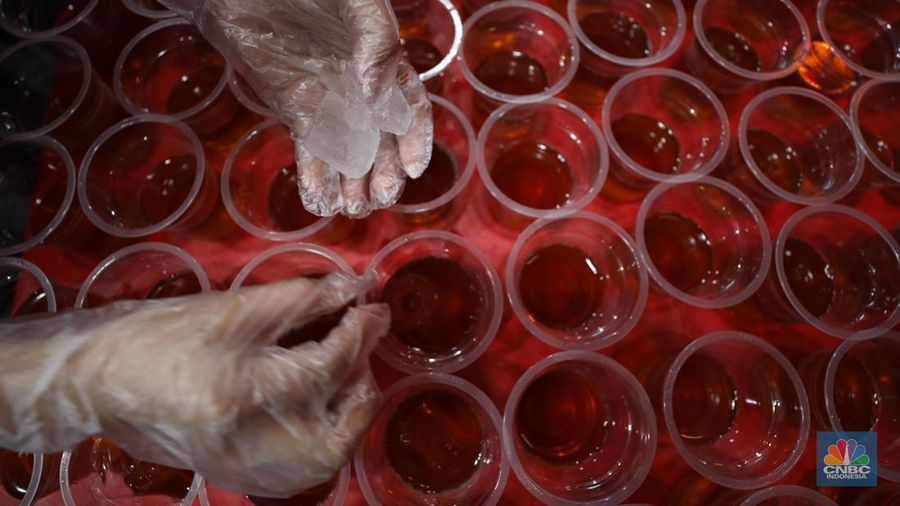 Panitia menyiapkan makanan untuk berbuka puasa sebelum dibagikan kepada warga di Wihara Dharma Sakti, Petak Sembilan, Jakarta, Selasa (19/3/2024). (CNBC Indonesia/Tri Susilo)