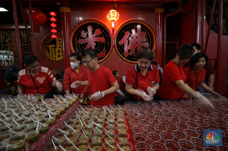 Panitia menyiapkan makanan untuk berbuka puasa sebelum dibagikan kepada warga di Wihara Dharma Sakti, Petak Sembilan, Jakarta, Selasa (19/3/2024). (CNBC Indonesia/Tri Susilo) Panitia menyiapkan makanan untuk berbuka puasa sebelum dibagikan kepada warga di Wihara Dharma Sakti, Petak Sembilan, Jakarta, Selasa (19/3/2024). (CNBC Indonesia/Tri Susilo)