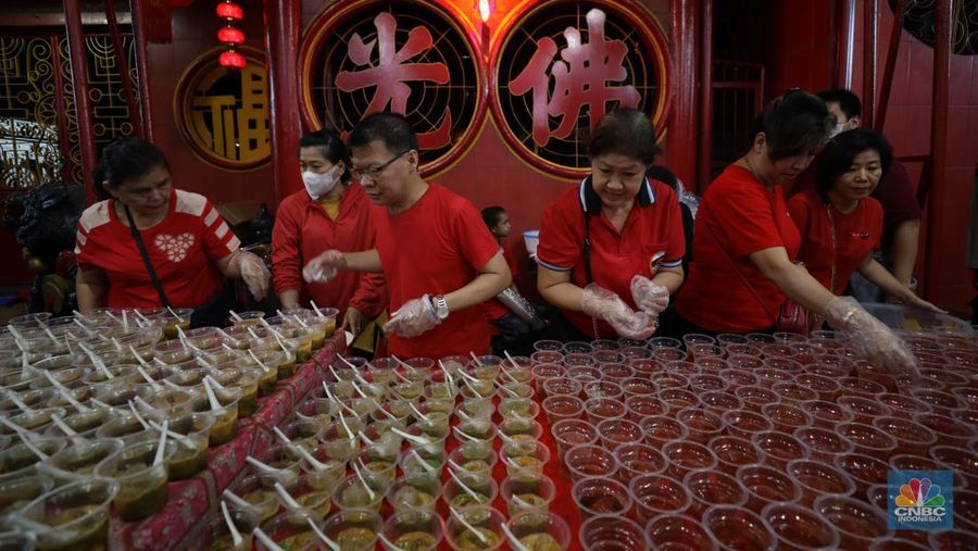 Panitia menyiapkan makanan untuk berbuka puasa sebelum dibagikan kepada warga di Wihara Dharma Sakti, Petak Sembilan, Jakarta, Selasa (19/3/2024). (CNBC Indonesia/Tri Susilo)