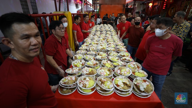 Panitia menyiapkan makanan untuk berbuka puasa sebelum dibagikan kepada warga di Wihara Dharma Sakti, Petak Sembilan, Jakarta, Selasa (19/3/2024). (CNBC Indonesia/Tri Susilo) Panitia menyiapkan makanan untuk berbuka puasa sebelum dibagikan kepada warga di Wihara Dharma Sakti, Petak Sembilan, Jakarta, Selasa (19/3/2024). (CNBC Indonesia/Tri Susilo)