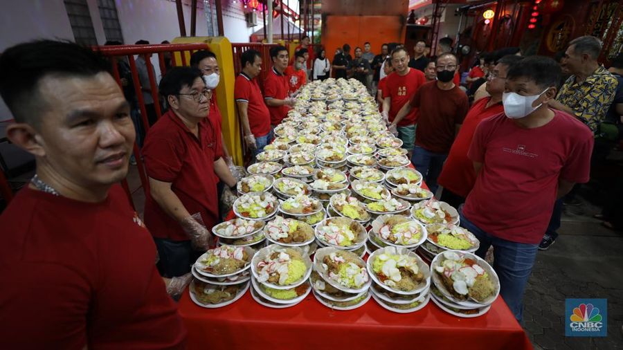 Panitia menyiapkan makanan untuk berbuka puasa sebelum dibagikan kepada warga di Wihara Dharma Sakti, Petak Sembilan, Jakarta, Selasa (19/3/2024). (CNBC Indonesia/Tri Susilo)