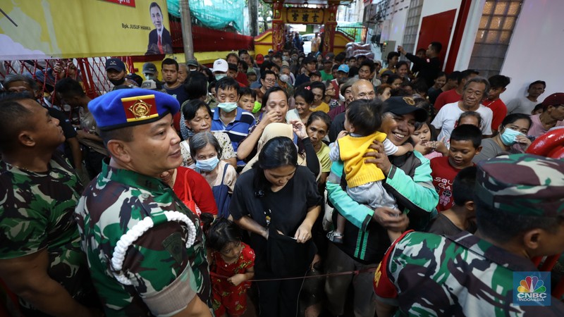 Panitia menyiapkan makanan untuk berbuka puasa sebelum dibagikan kepada warga di Wihara Dharma Sakti, Petak Sembilan, Jakarta, Selasa (19/3/2024). (CNBC Indonesia/Tri Susilo) Panitia menyiapkan makanan untuk berbuka puasa sebelum dibagikan kepada warga di Wihara Dharma Sakti, Petak Sembilan, Jakarta, Selasa (19/3/2024). (CNBC Indonesia/Tri Susilo)