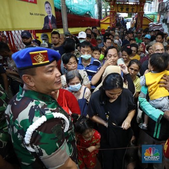 Potret Warga Antre Serbu Takjil Gratis di Wihara Dharma Sakti