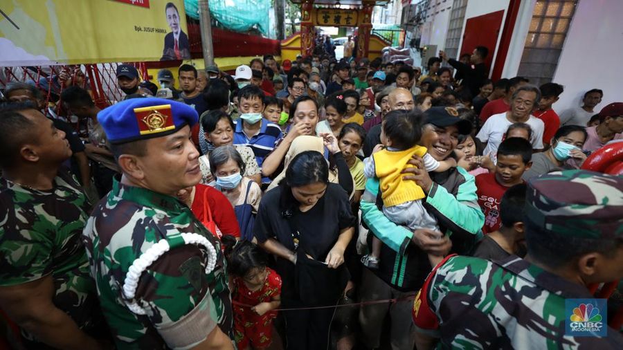 Panitia menyiapkan makanan untuk berbuka puasa sebelum dibagikan kepada warga di Wihara Dharma Sakti, Petak Sembilan, Jakarta, Selasa (19/3/2024). (CNBC Indonesia/Tri Susilo)