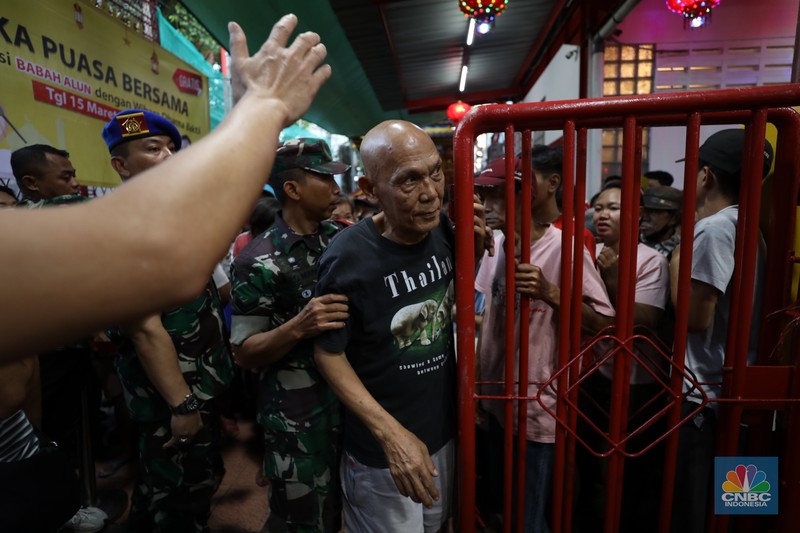 Panitia menyiapkan makanan untuk berbuka puasa sebelum dibagikan kepada warga di Wihara Dharma Sakti, Petak Sembilan, Jakarta, Selasa (19/3/2024). (CNBC Indonesia/Tri Susilo) Panitia menyiapkan makanan untuk berbuka puasa sebelum dibagikan kepada warga di Wihara Dharma Sakti, Petak Sembilan, Jakarta, Selasa (19/3/2024). (CNBC Indonesia/Tri Susilo)