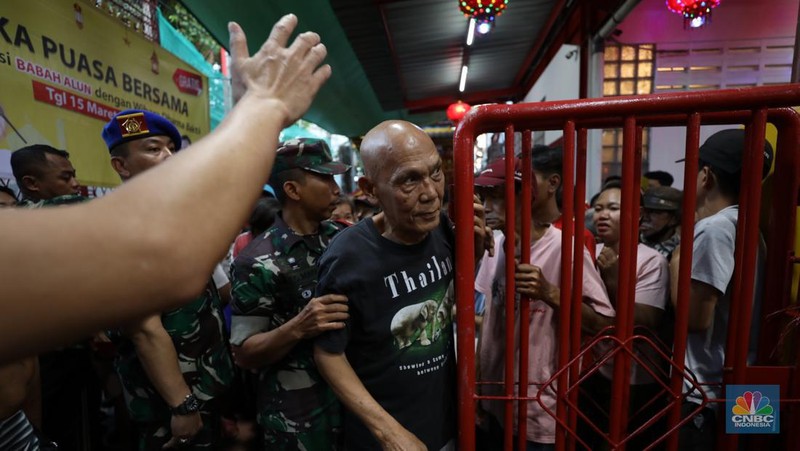 Panitia menyiapkan makanan untuk berbuka puasa sebelum dibagikan kepada warga di Wihara Dharma Sakti, Petak Sembilan, Jakarta, Selasa (19/3/2024). (CNBC Indonesia/Tri Susilo)