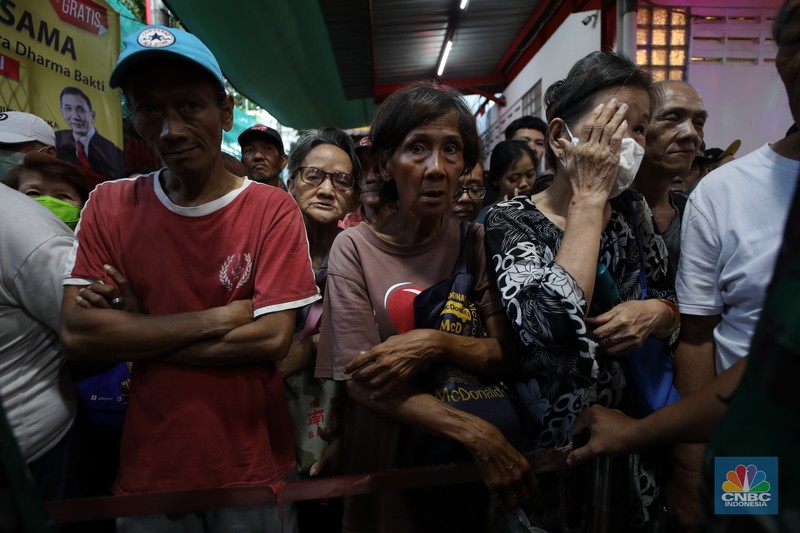 Panitia menyiapkan makanan untuk berbuka puasa sebelum dibagikan kepada warga di Wihara Dharma Sakti, Petak Sembilan, Jakarta, Selasa (19/3/2024). (CNBC Indonesia/Tri Susilo) Panitia menyiapkan makanan untuk berbuka puasa sebelum dibagikan kepada warga di Wihara Dharma Sakti, Petak Sembilan, Jakarta, Selasa (19/3/2024). (CNBC Indonesia/Tri Susilo)