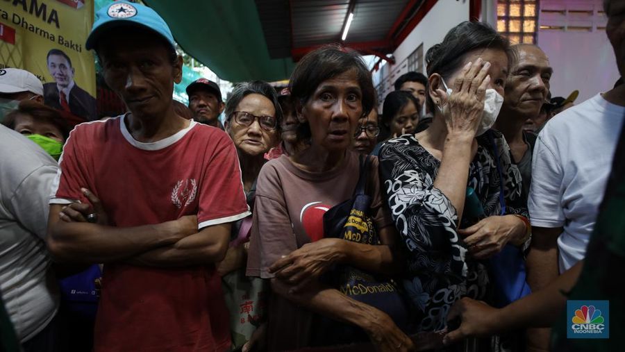 Panitia menyiapkan makanan untuk berbuka puasa sebelum dibagikan kepada warga di Wihara Dharma Sakti, Petak Sembilan, Jakarta, Selasa (19/3/2024). (CNBC Indonesia/Tri Susilo)