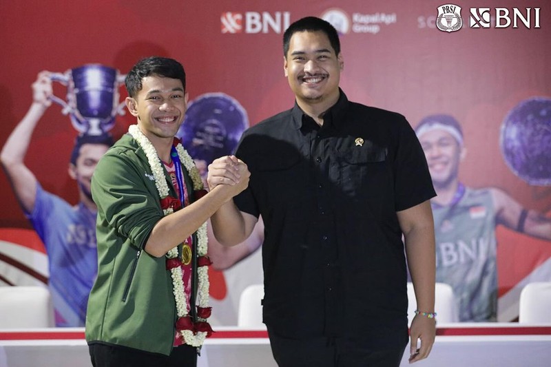 Para jawara All England 2024 asal Indonesia telah tiba di Tanah Air. Jonatan Christie cs disambut rombongan, termasuk Pengurus PBSI dan Menpora Dito Ariotedjo. Para jawara All England 2024 asal Indonesia telah tiba di Tanah Air. Jonatan Christie cs disambut rombongan, termasuk Pengurus PBSI dan Menpora Dito Ariotedjo. (Instagram @badminton.ina)