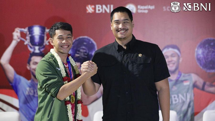 Para jawara All England 2024 asal Indonesia telah tiba di Tanah Air. Jonatan Christie cs disambut rombongan, termasuk Pengurus PBSI dan Menpora Dito Ariotedjo. (Instagram @badminton.ina)