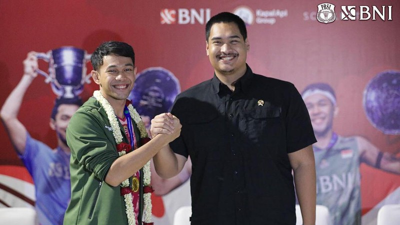 Para jawara All England 2024 asal Indonesia telah tiba di Tanah Air. Jonatan Christie cs disambut rombongan, termasuk Pengurus PBSI dan Menpora Dito Ariotedjo. (Instagram @badminton.ina)