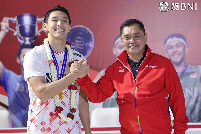 Para jawara All England 2024 asal Indonesia telah tiba di Tanah Air. Jonatan Christie cs disambut rombongan, termasuk Pengurus PBSI dan Menpora Dito Ariotedjo. Para jawara All England 2024 asal Indonesia telah tiba di Tanah Air. Jonatan Christie cs disambut rombongan, termasuk Pengurus PBSI dan Menpora Dito Ariotedjo. (Instagram @badminton.ina)