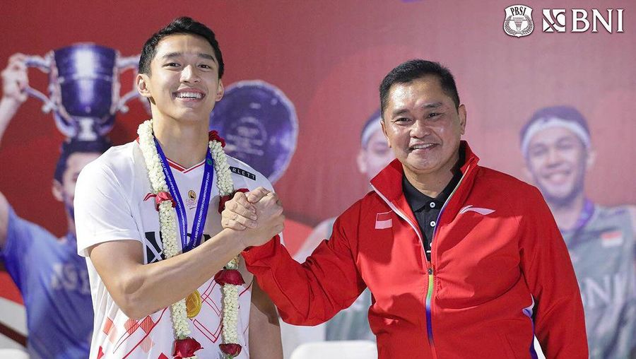Para jawara All England 2024 asal Indonesia telah tiba di Tanah Air. Jonatan Christie cs disambut rombongan, termasuk Pengurus PBSI dan Menpora Dito Ariotedjo. (Instagram @badminton.ina)