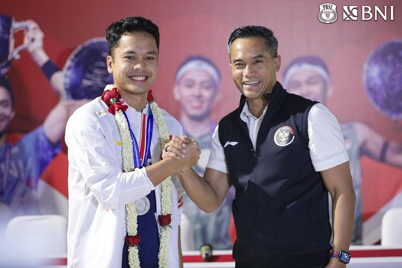 Para jawara All England 2024 asal Indonesia telah tiba di Tanah Air. Jonatan Christie cs disambut rombongan, termasuk Pengurus PBSI dan Menpora Dito Ariotedjo. Para jawara All England 2024 asal Indonesia telah tiba di Tanah Air. Jonatan Christie cs disambut rombongan, termasuk Pengurus PBSI dan Menpora Dito Ariotedjo. (Instagram @badminton.ina)