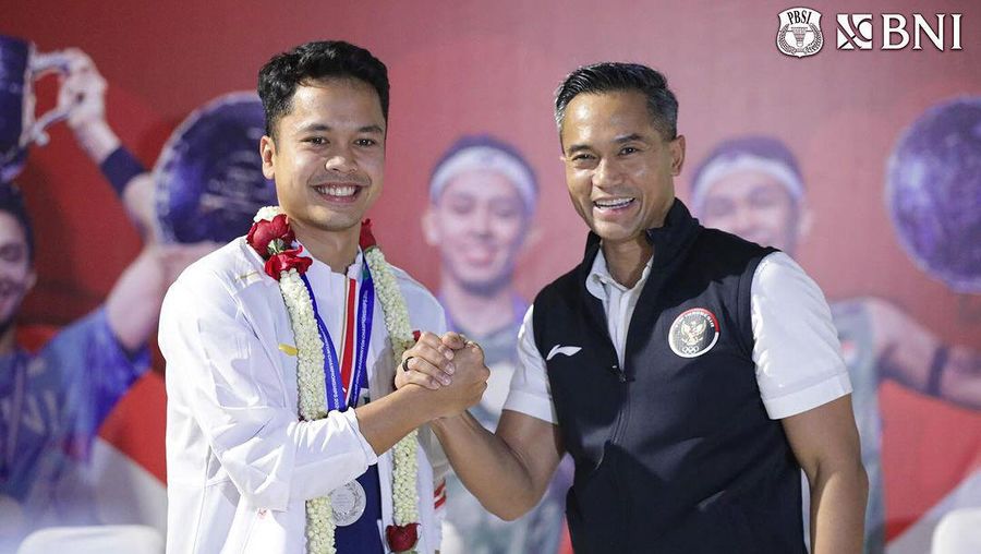 Para jawara All England 2024 asal Indonesia telah tiba di Tanah Air. Jonatan Christie cs disambut rombongan, termasuk Pengurus PBSI dan Menpora Dito Ariotedjo. (Instagram @badminton.ina)