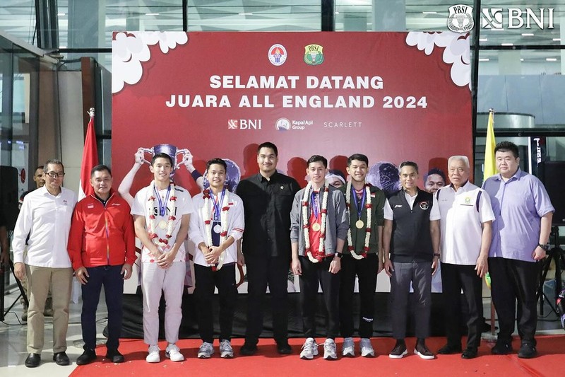 Para jawara All England 2024 asal Indonesia telah tiba di Tanah Air. Jonatan Christie cs disambut rombongan, termasuk Pengurus PBSI dan Menpora Dito Ariotedjo. Para jawara All England 2024 asal Indonesia telah tiba di Tanah Air. Jonatan Christie cs disambut rombongan, termasuk Pengurus PBSI dan Menpora Dito Ariotedjo. (Instagram @badminton.ina)