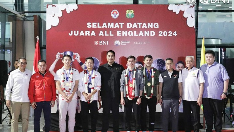 Para jawara All England 2024 asal Indonesia telah tiba di Tanah Air. Jonatan Christie cs disambut rombongan, termasuk Pengurus PBSI dan Menpora Dito Ariotedjo. (Instagram @badminton.ina)