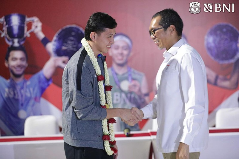 Para jawara All England 2024 asal Indonesia telah tiba di Tanah Air. Jonatan Christie cs disambut rombongan, termasuk Pengurus PBSI dan Menpora Dito Ariotedjo. Para jawara All England 2024 asal Indonesia telah tiba di Tanah Air. Jonatan Christie cs disambut rombongan, termasuk Pengurus PBSI dan Menpora Dito Ariotedjo. (Instagram @badminton.ina)