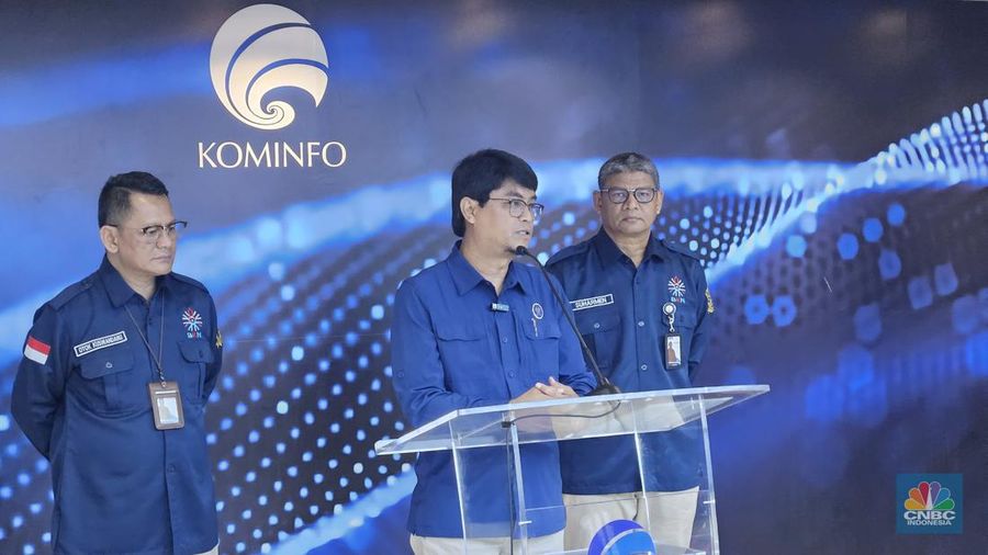Pelaksana Tugas Kepala Badan Kepegawaian Negara Haryomo Dwi Putranto dalam konferensi pers di press room, Kementerian Komunikasi dan Informatika, Jakarta, Selasa (19/3/2024). (CNBC Indonesia/Intan Rakhmayanti Dewi)