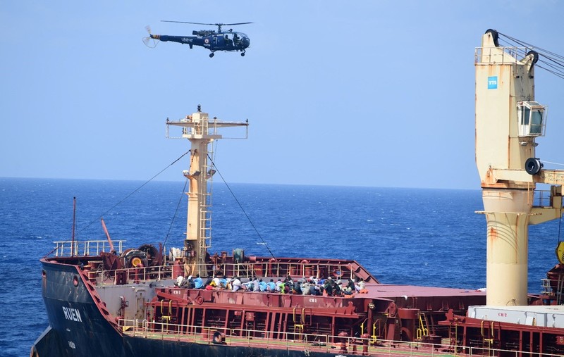 Perompak yang ditahan oleh angkatan laut India selama operasi penyelamatan kapal MV Ruen yang dibajak duduk di dek dalam gambar selebaran yang dirilis pada 16 Maret 2024. Perompak yang ditahan oleh angkatan laut India selama operasi penyelamatan kapal MV Ruen yang dibajak duduk di dek dalam gambar selebaran yang dirilis pada 16 Maret 2024. (Spokespersonnavy via X/Handout via REUTERS)