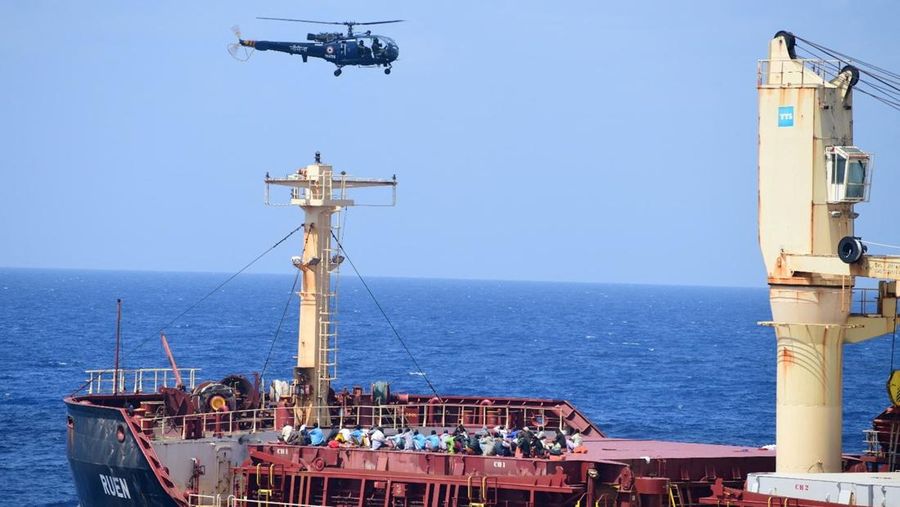 Perompak yang ditahan oleh angkatan laut India selama operasi penyelamatan kapal MV Ruen yang dibajak duduk di dek dalam gambar selebaran yang dirilis pada 16 Maret 2024. (Spokespersonnavy via X/Handout via REUTERS)