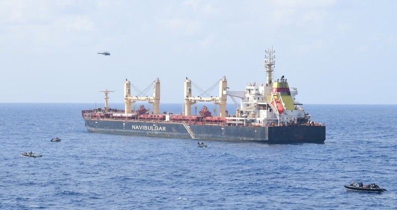 Perompak yang ditahan oleh angkatan laut India selama operasi penyelamatan kapal MV Ruen yang dibajak duduk di dek dalam gambar selebaran yang dirilis pada 16 Maret 2024. Perompak yang ditahan oleh angkatan laut India selama operasi penyelamatan kapal MV Ruen yang dibajak duduk di dek dalam gambar selebaran yang dirilis pada 16 Maret 2024. (Spokespersonnavy via X/Handout via REUTERS)