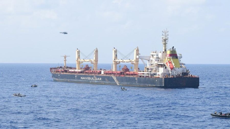 Perompak yang ditahan oleh angkatan laut India selama operasi penyelamatan kapal MV Ruen yang dibajak duduk di dek dalam gambar selebaran yang dirilis pada 16 Maret 2024. (Spokespersonnavy via X/Handout via REUTERS)