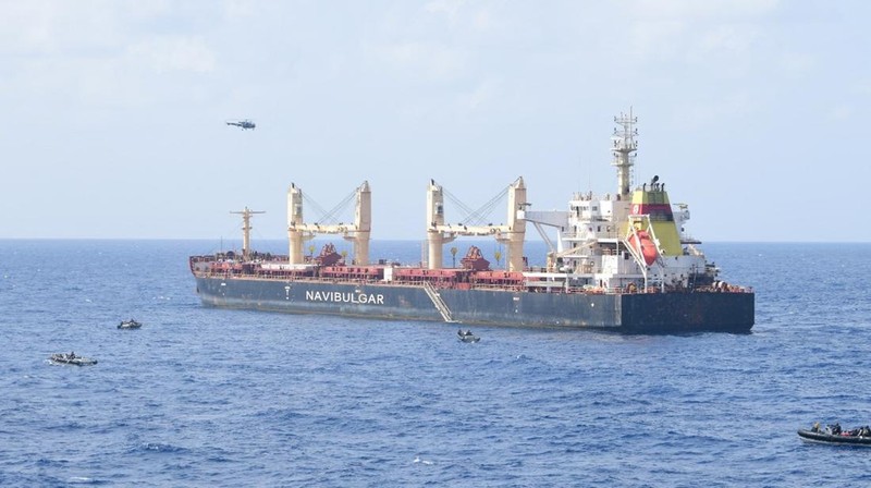 Perompak yang ditahan oleh angkatan laut India selama operasi penyelamatan kapal MV Ruen yang dibajak duduk di dek dalam gambar selebaran yang dirilis pada 16 Maret 2024. (Spokespersonnavy via X/Handout via REUTERS)