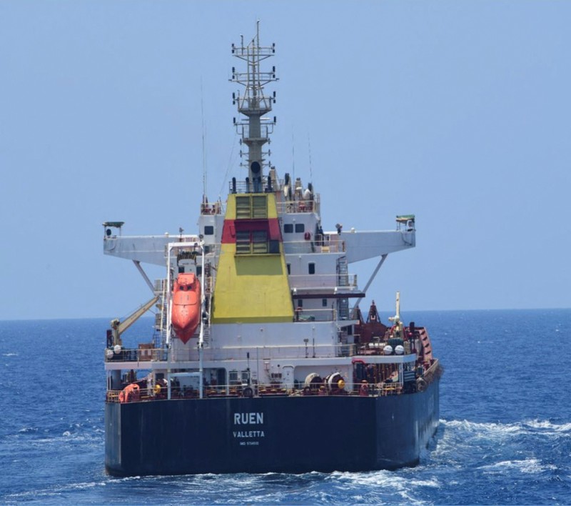 Perompak yang ditahan oleh angkatan laut India selama operasi penyelamatan kapal MV Ruen yang dibajak duduk di dek dalam gambar selebaran yang dirilis pada 16 Maret 2024. (Spokespersonnavy via X/Handout via REUTERS)
