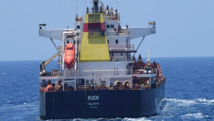 Perompak yang ditahan oleh angkatan laut India selama operasi penyelamatan kapal MV Ruen yang dibajak duduk di dek dalam gambar selebaran yang dirilis pada 16 Maret 2024. (Spokespersonnavy via X/Handout via REUTERS)